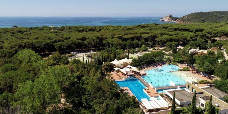 Vacanze 2022, italiani pronti a partire e scelgono soluzioni all’aria aperta