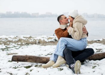 fonte immagine https://www.freepik.com/free-photo/full-shot-cute-couple-winter-time_21934765.htm#fromView=search&page=1&position=21&uuid=fdeaa770-00c0-40a3-8697-e5ca57b09a35