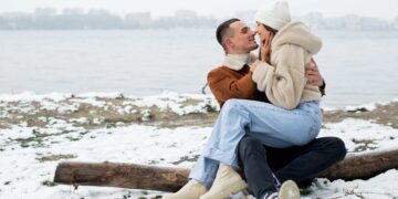 fonte immagine https://www.freepik.com/free-photo/full-shot-cute-couple-winter-time_21934765.htm#fromView=search&page=1&position=21&uuid=fdeaa770-00c0-40a3-8697-e5ca57b09a35