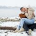 fonte immagine https://www.freepik.com/free-photo/full-shot-cute-couple-winter-time_21934765.htm#fromView=search&page=1&position=21&uuid=fdeaa770-00c0-40a3-8697-e5ca57b09a35
