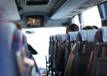 I vantaggi di andare al mare con il autobus: Una scelta sostenibile e economica