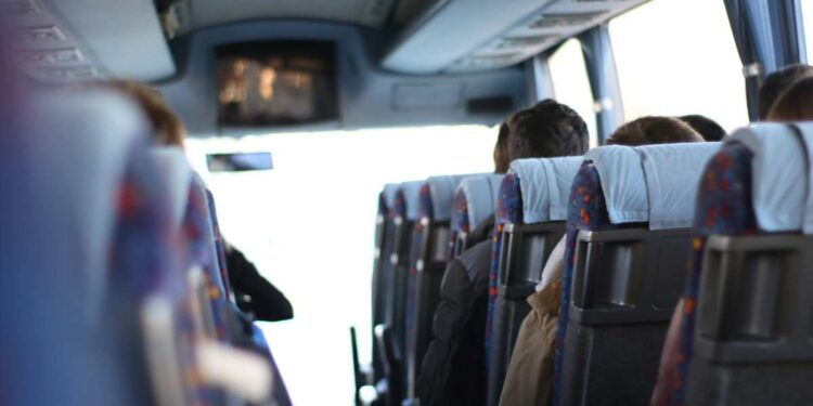 I vantaggi di andare al mare con il autobus: Una scelta sostenibile e economica