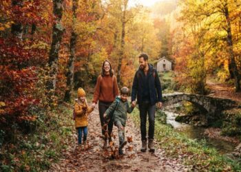 Weekend in famiglia in autunno: 4 idee imperdibili tra foliage, borghi e natura